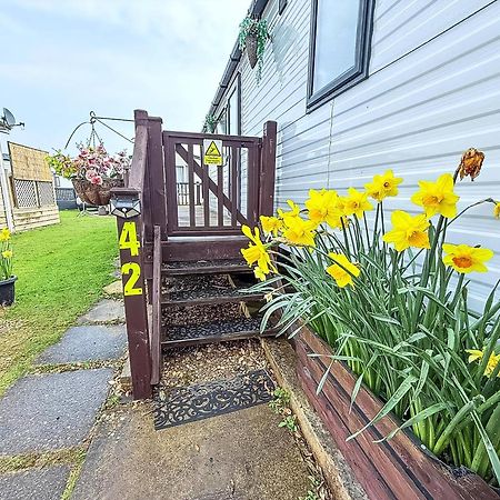 Beautiful Caravan For Hire With A Partial Sea View In Suffolk Ref 32042Az 洛斯托夫特 外观 照片